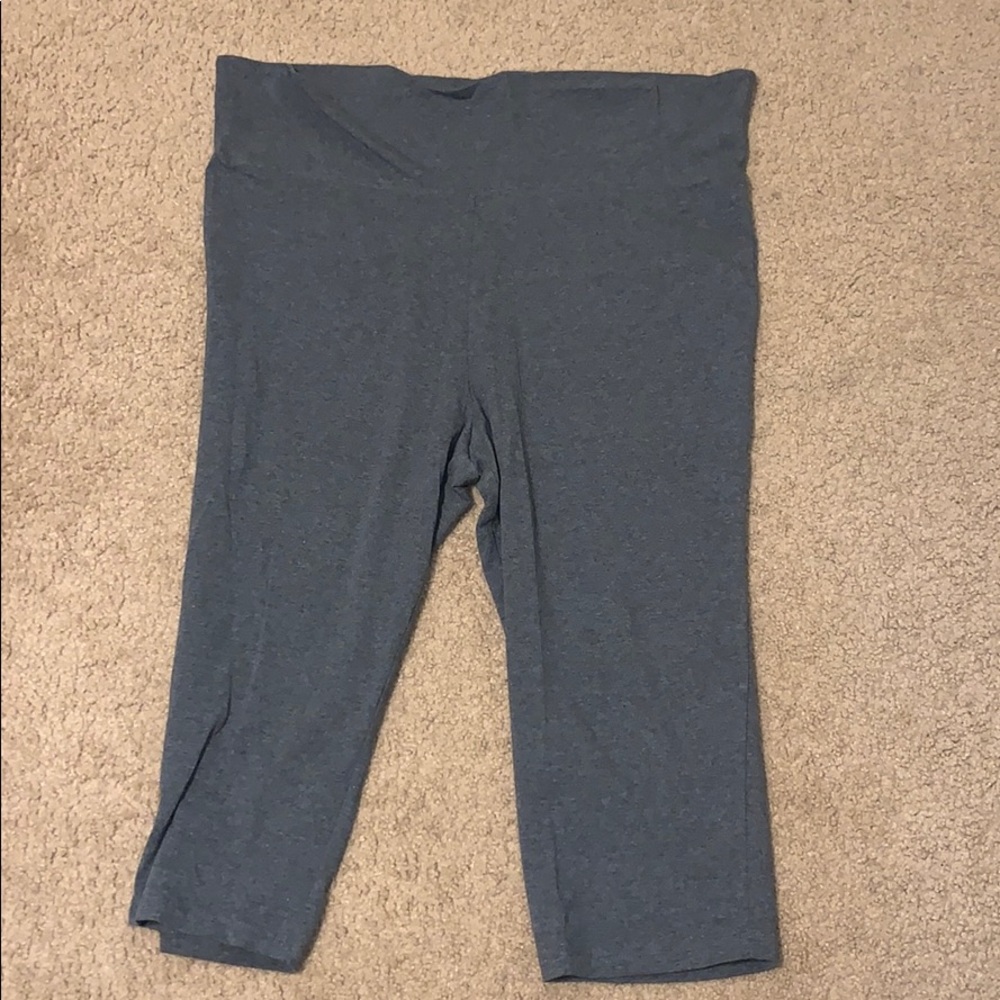 Grey leggings.. just below knee length.